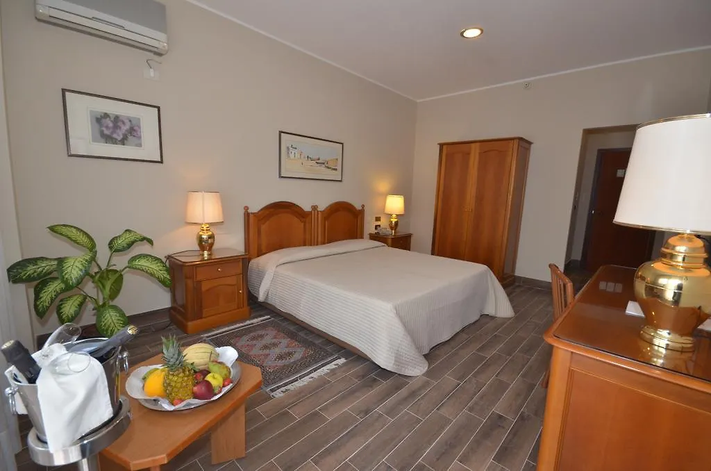 **** Гостевой дом Garden Hotel Сан-Джованни-ла- Пунт Италия